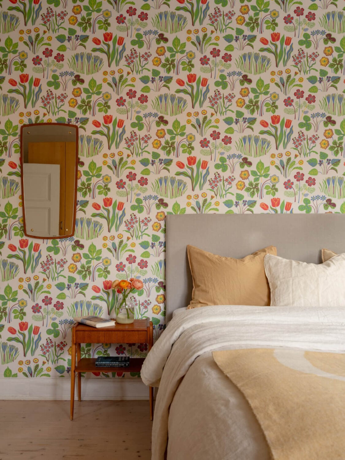 A Light Corner Apartment with a Pale Yellow Kitchen 19 bedroom detail floral wallpaper