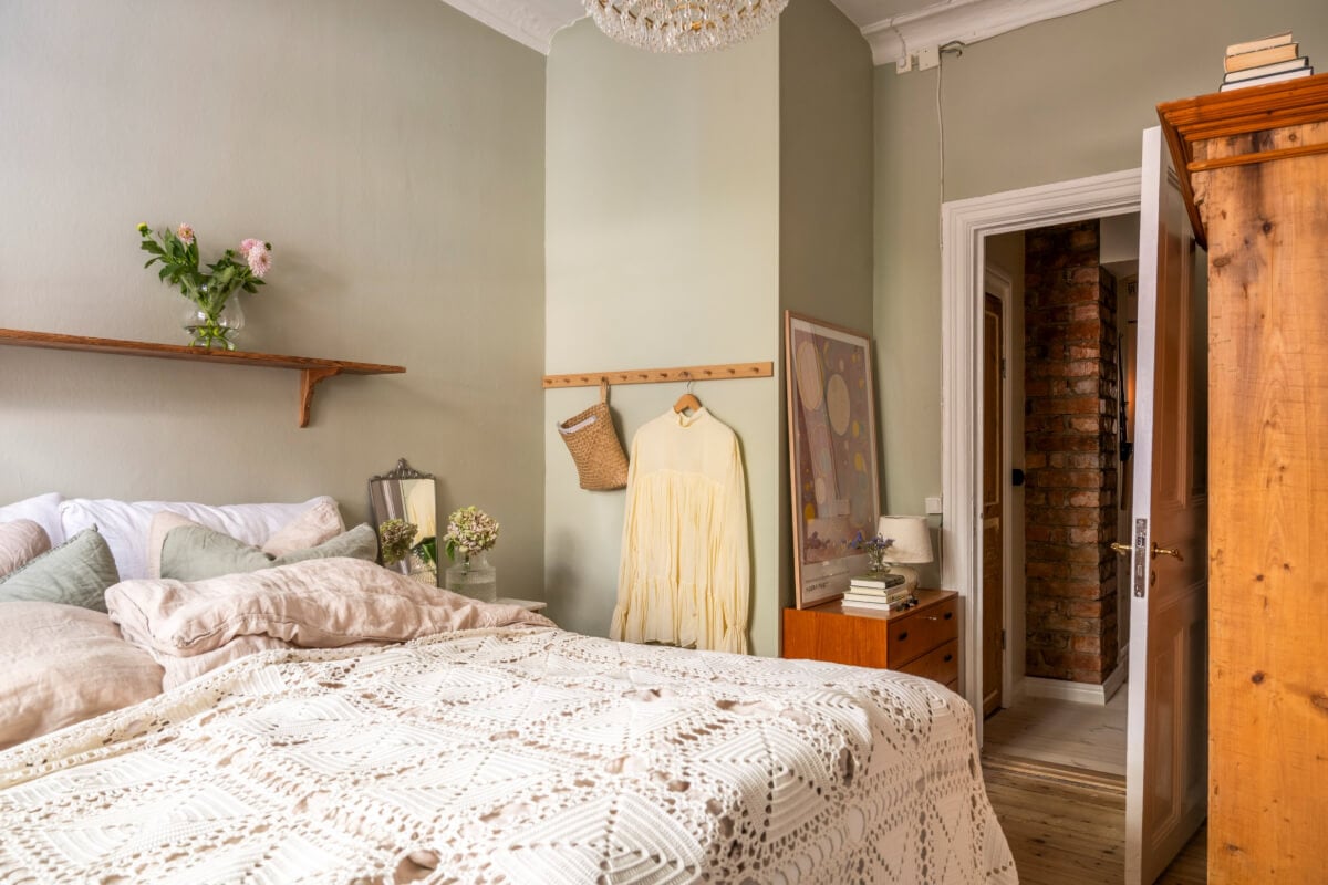 A Cozy Small Apartment with Period Features and Lots of Storage 21 bedroom green walls wall hooks