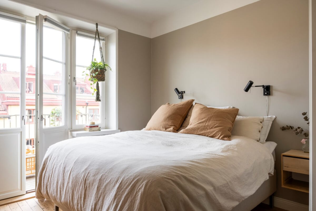 A Light Swedish Apartment with a Green Living Room 18 bedroom warm beige walls