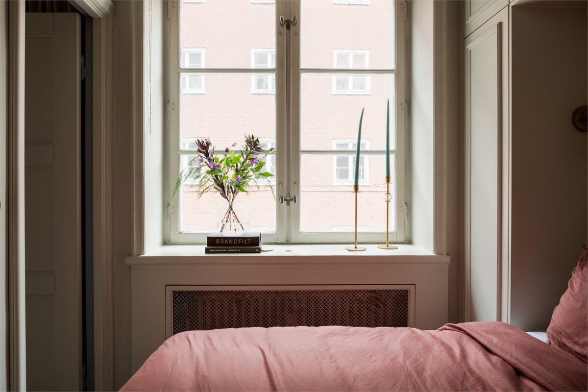 A Small Stockholm Apartment with a Blue Shaker Kitchen 20 bedroom window