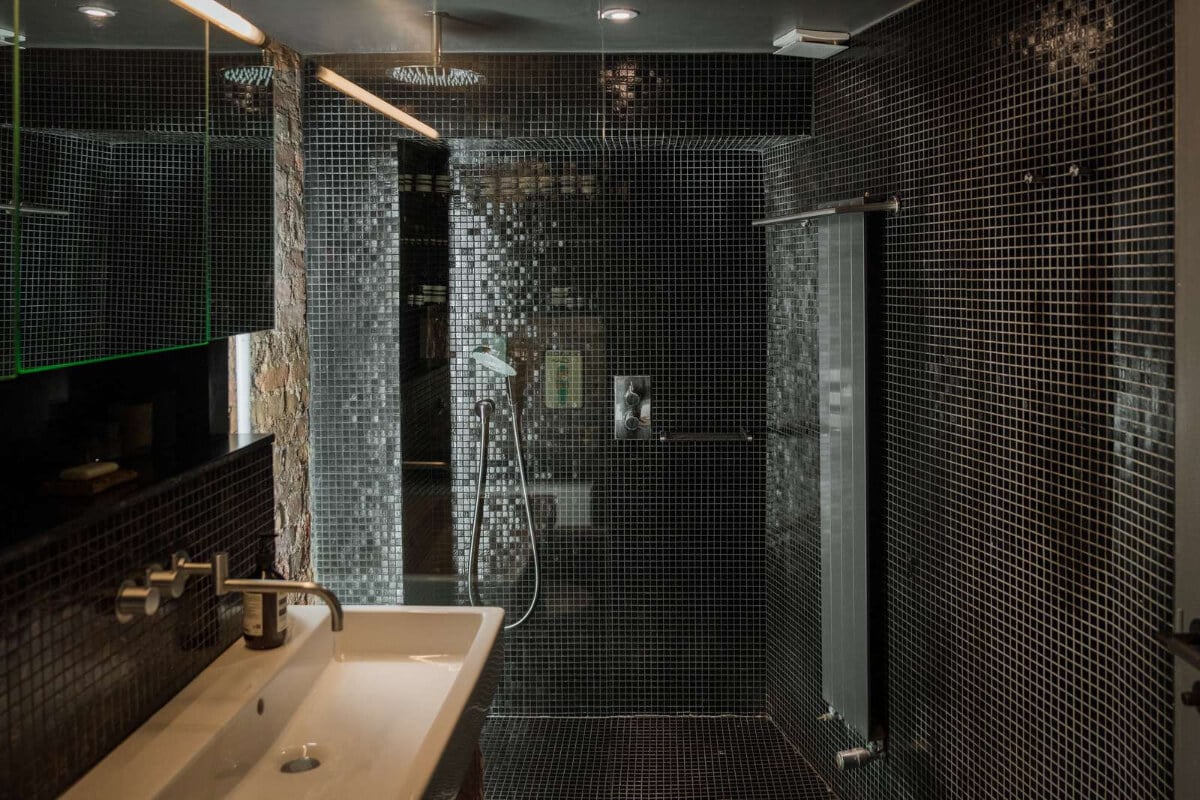 A London Basement Apartment in a Former Wood Workshop 21 black bathroom