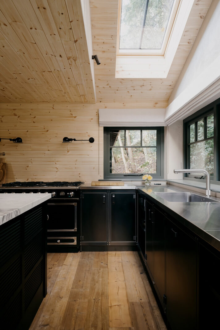 A Cozy and Contemporary Take on a Traditional Log House 6 black kitchen stainless steel countertop