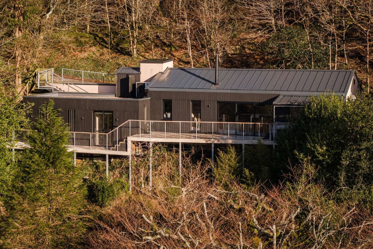 A Japanese-Inspired Timber Home with Views of a Lush Valley 22 black timber house england