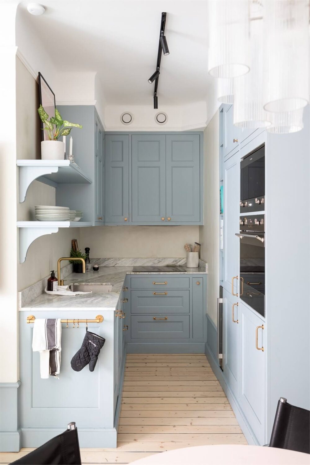 Best of 2025: Kitchens 20 blue kitchen polished brass fittings shelves