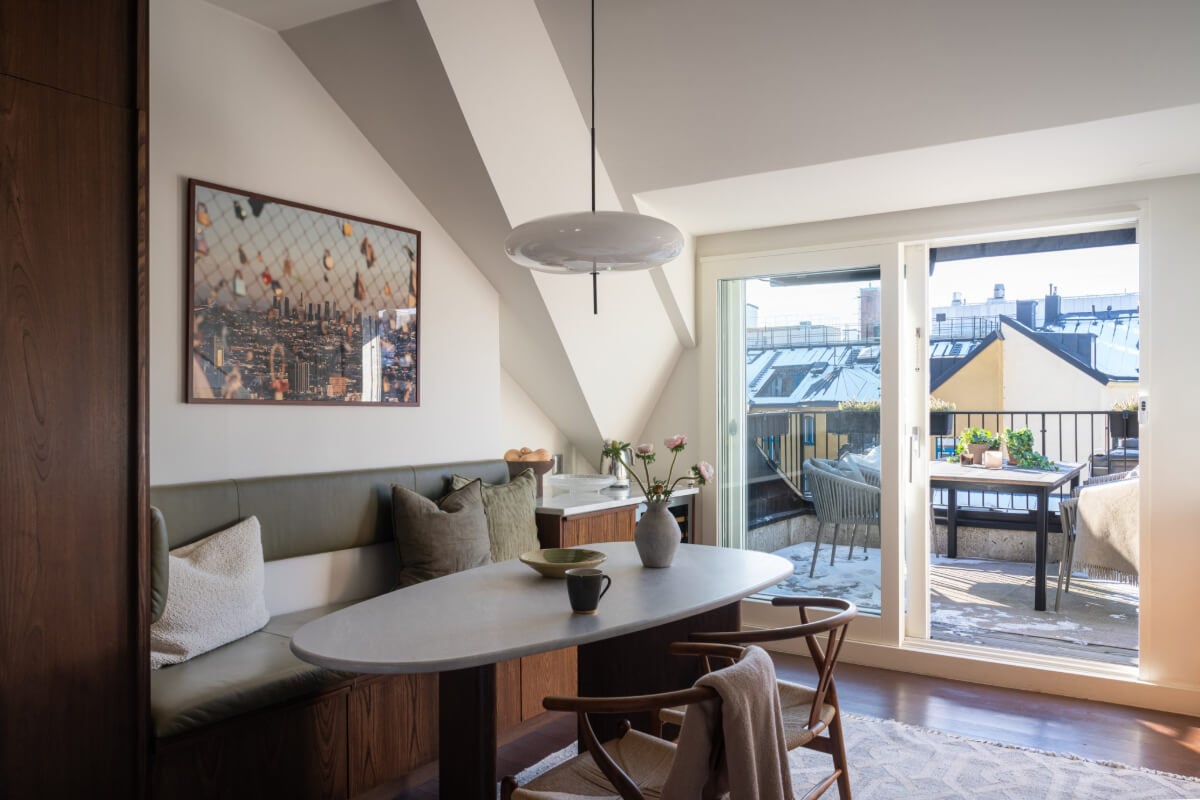A Light Penthouse Apartment with Built-In Bookshelves 13 breakfast table with bench