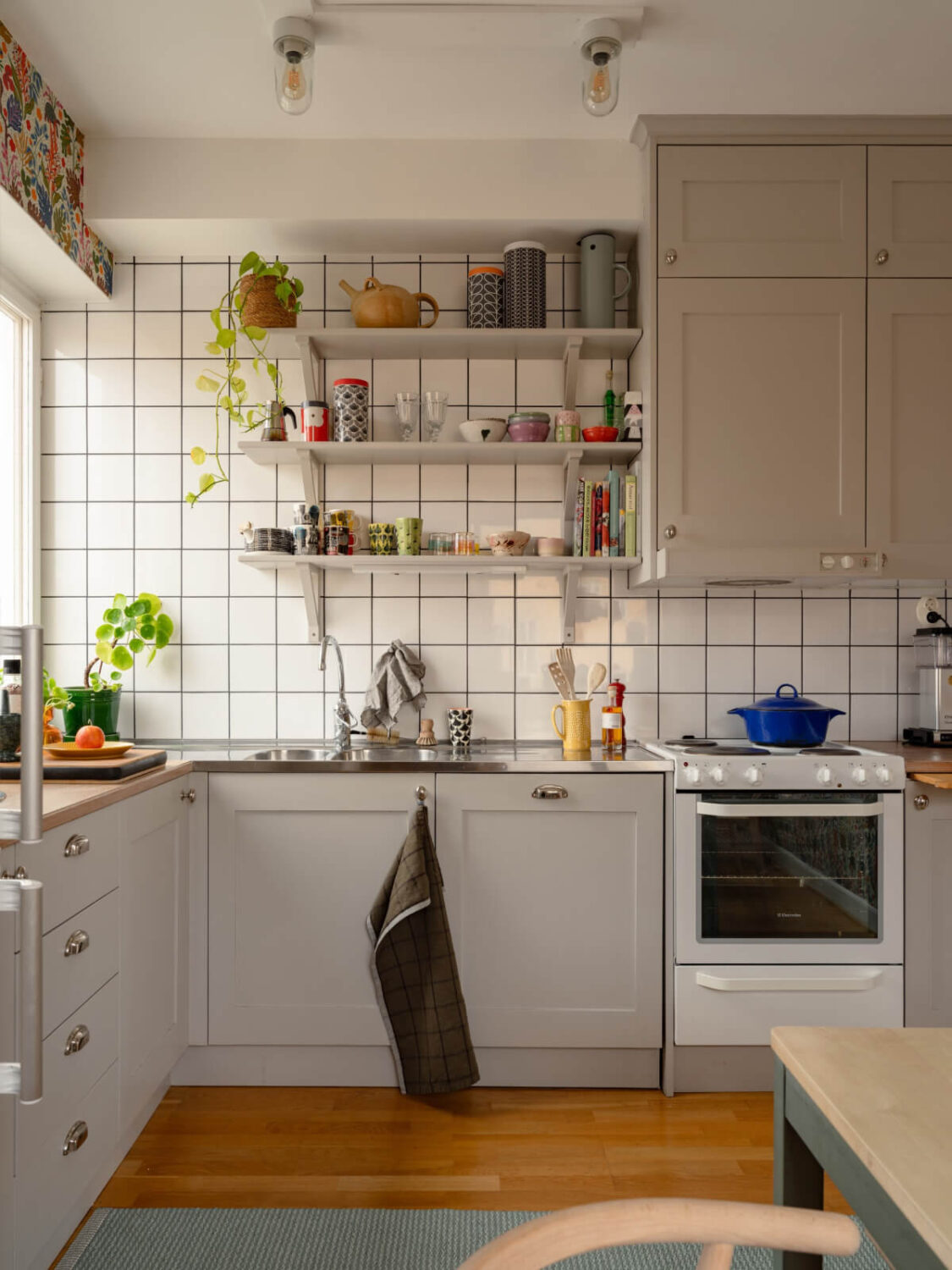 Colorful Wallpapers in a Well-Planned 1940s Apartment 11 classic kitchen shelves white tiles