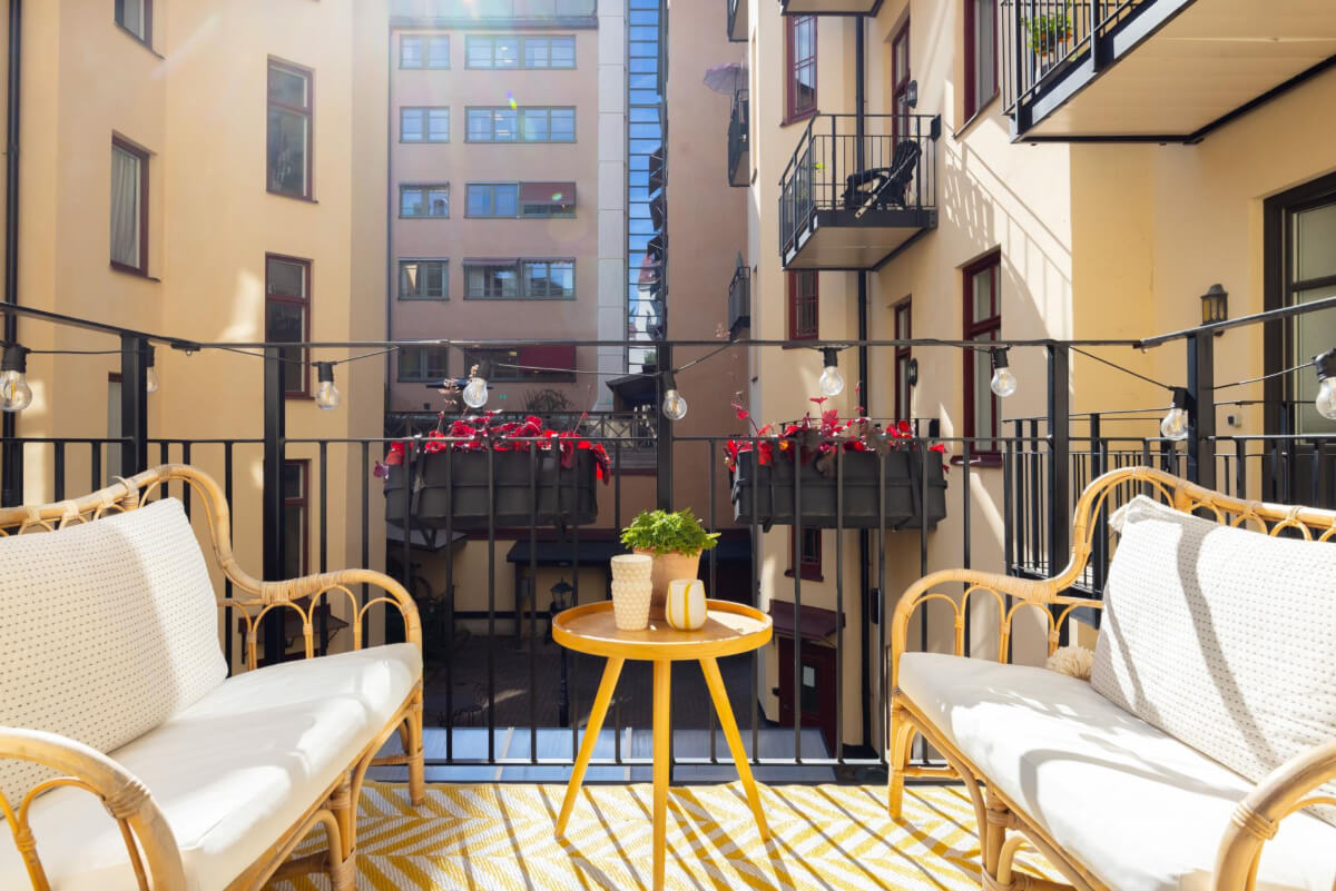 Pastel Colors and Contemporary Design in a Late 19th Century Apartment 16 courtyard balcony