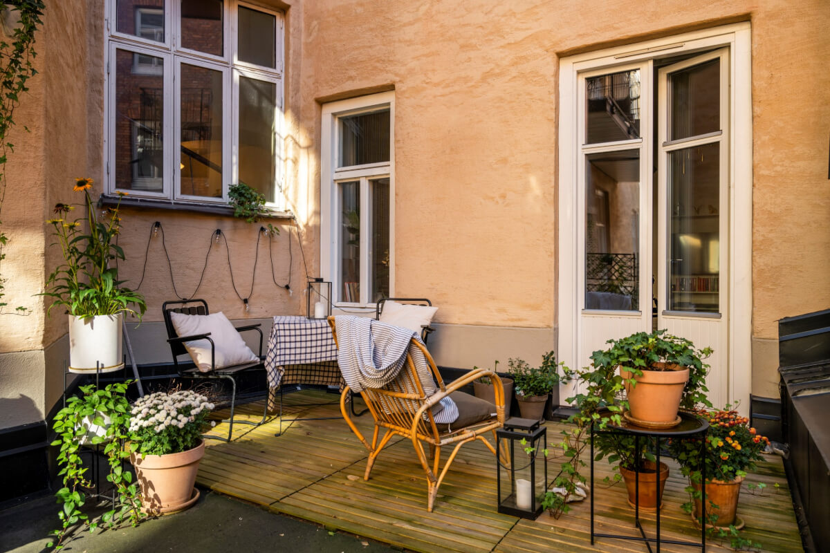 A Cozy Small Apartment with Period Features and Lots of Storage 14 courtyard terrace