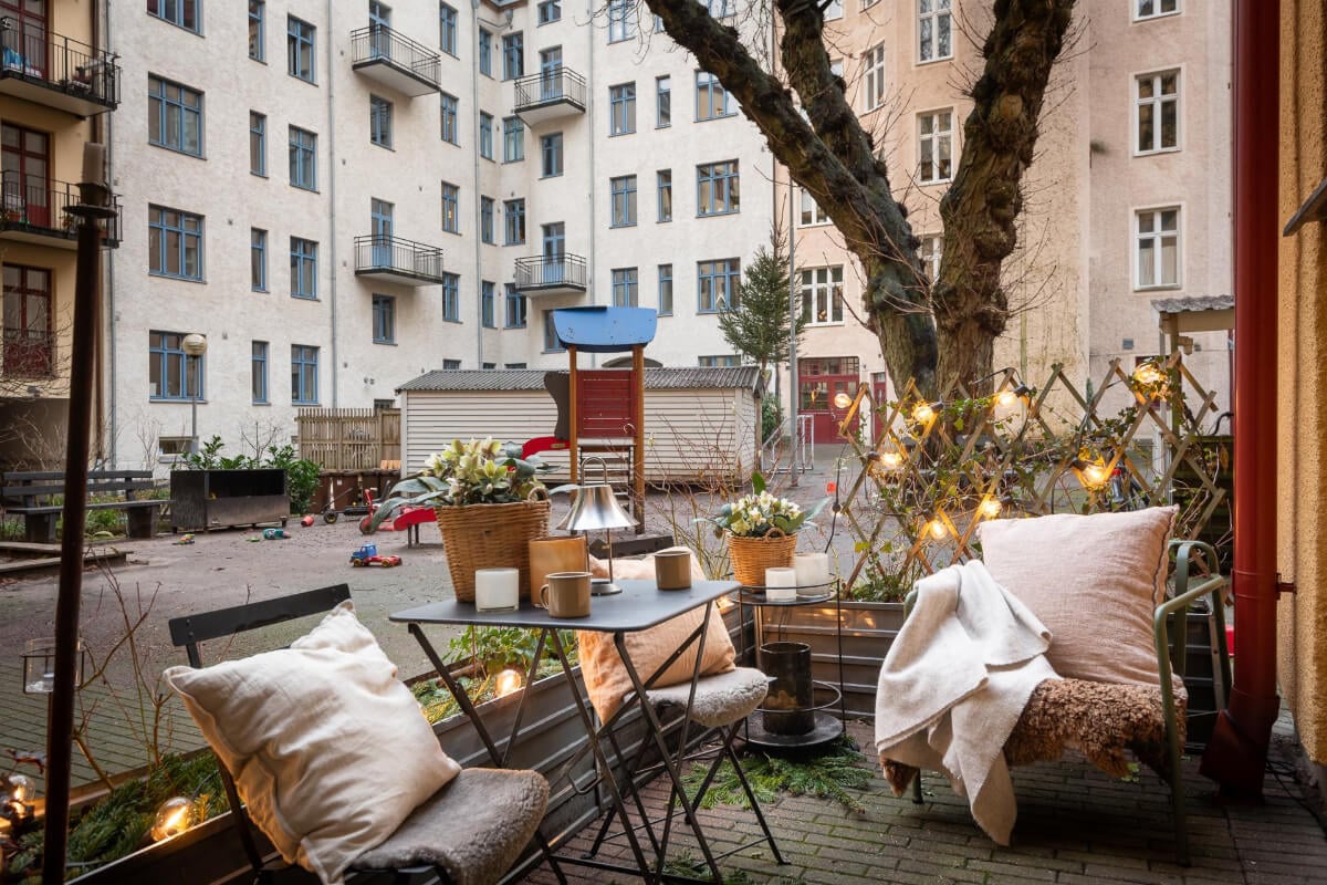 A Small Ground Floor Apartment Decorated in Gray Tones 17 cozy courtyard terrace A Small Ground Floor Apartment Decorated in Gray Tones