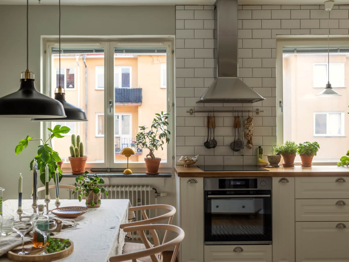 Cozy Plant-Filled Interiors in a 1940s Apartment 8 cozy kitchen with dining table