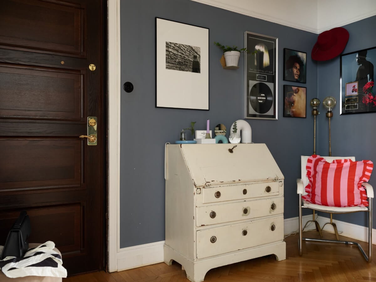 A Charming Small Apartment with a Fresh White Kitchen 17 dark gray-blue walls hallway