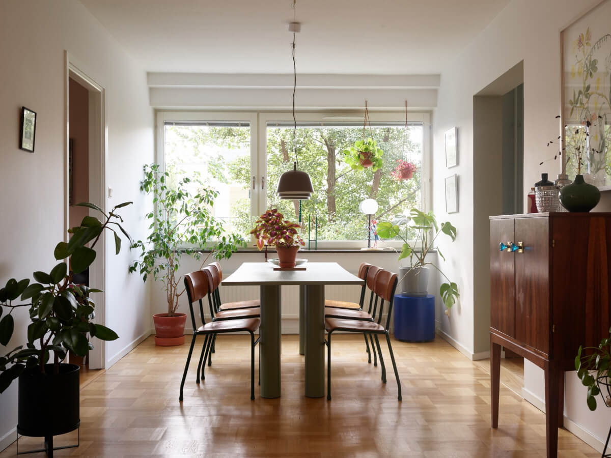 A Lovely Color Palette in a Midcentury Apartment in Sweden 9 dining area with green table