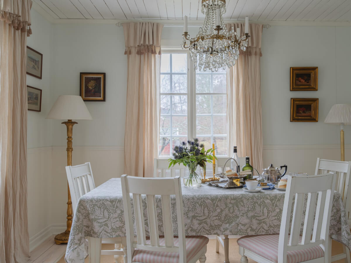 A Romantic Countryside Villa North of Stockholm 6 dining room large windows