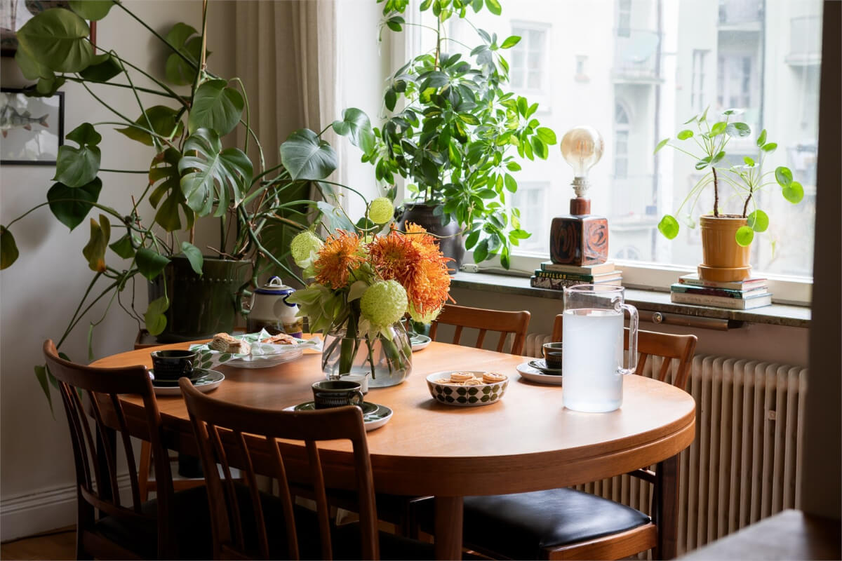 A Small Open-Plan Apartment with Midcentury Furniture 7 dining table detail