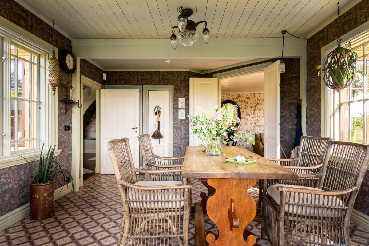 A Beautiful Historic Swedish Country House with Wallpapers 17 garden room wallpaper wooden ceiling