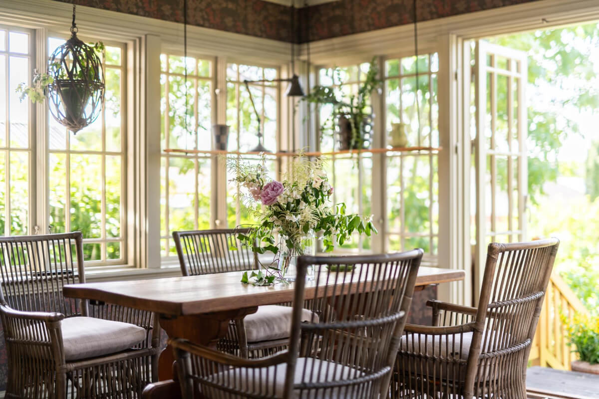 A Beautiful Historic Swedish Country House with Wallpapers 13 garden room
