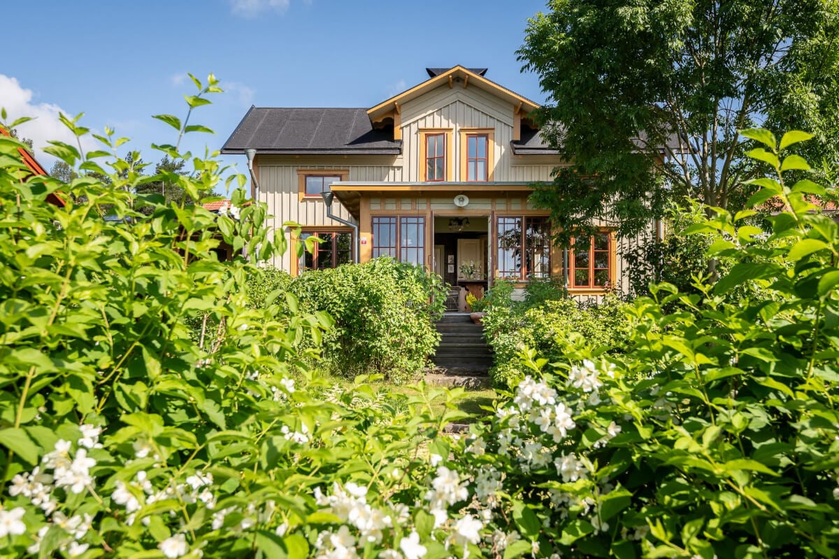 A Beautiful Historic Swedish Country House with Wallpapers 41 garden with view of house