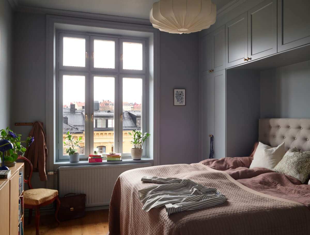 Lovely Color Combinations in a Charming One-Bedroom Apartment 18 gray bedroom built-in wardrobes