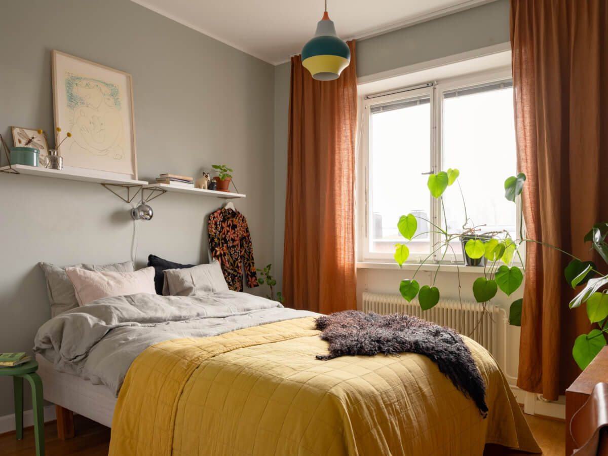 Colorful Wallpapers in a Well-Planned 1940s Apartment 16 gray bedroom terracotta curtains