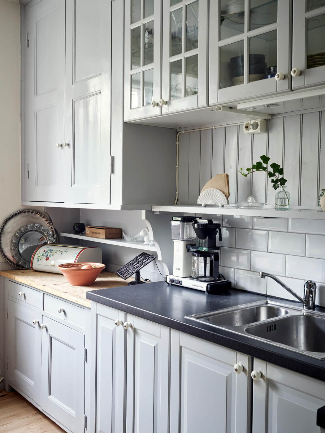A Pink Ground Floor Studio Apartment with a Large Kitchen 10 gray kitchen