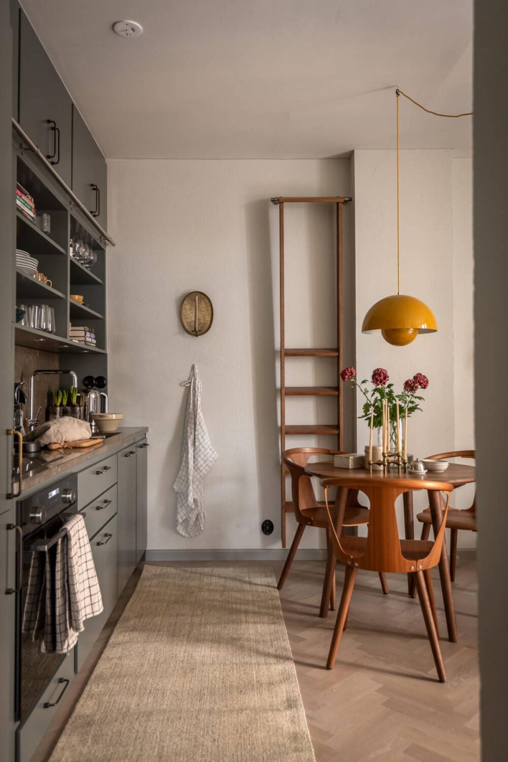 A Small Ground Floor Apartment Decorated in Gray Tones 10 gray kitchen double upper cabinets