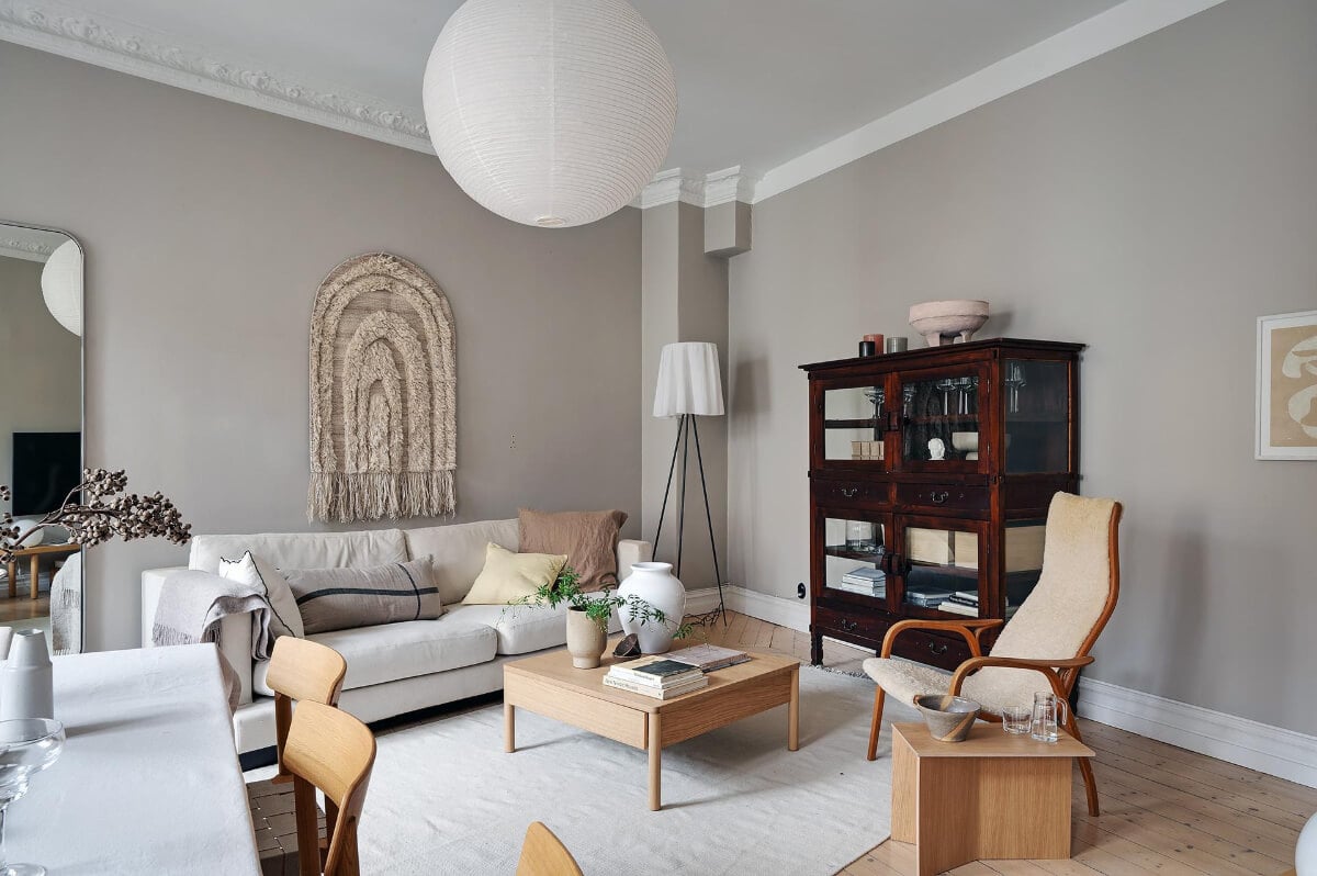 A Gothenburg Apartment with a Small Dark Green Bedroom 3 gray walls living room period features