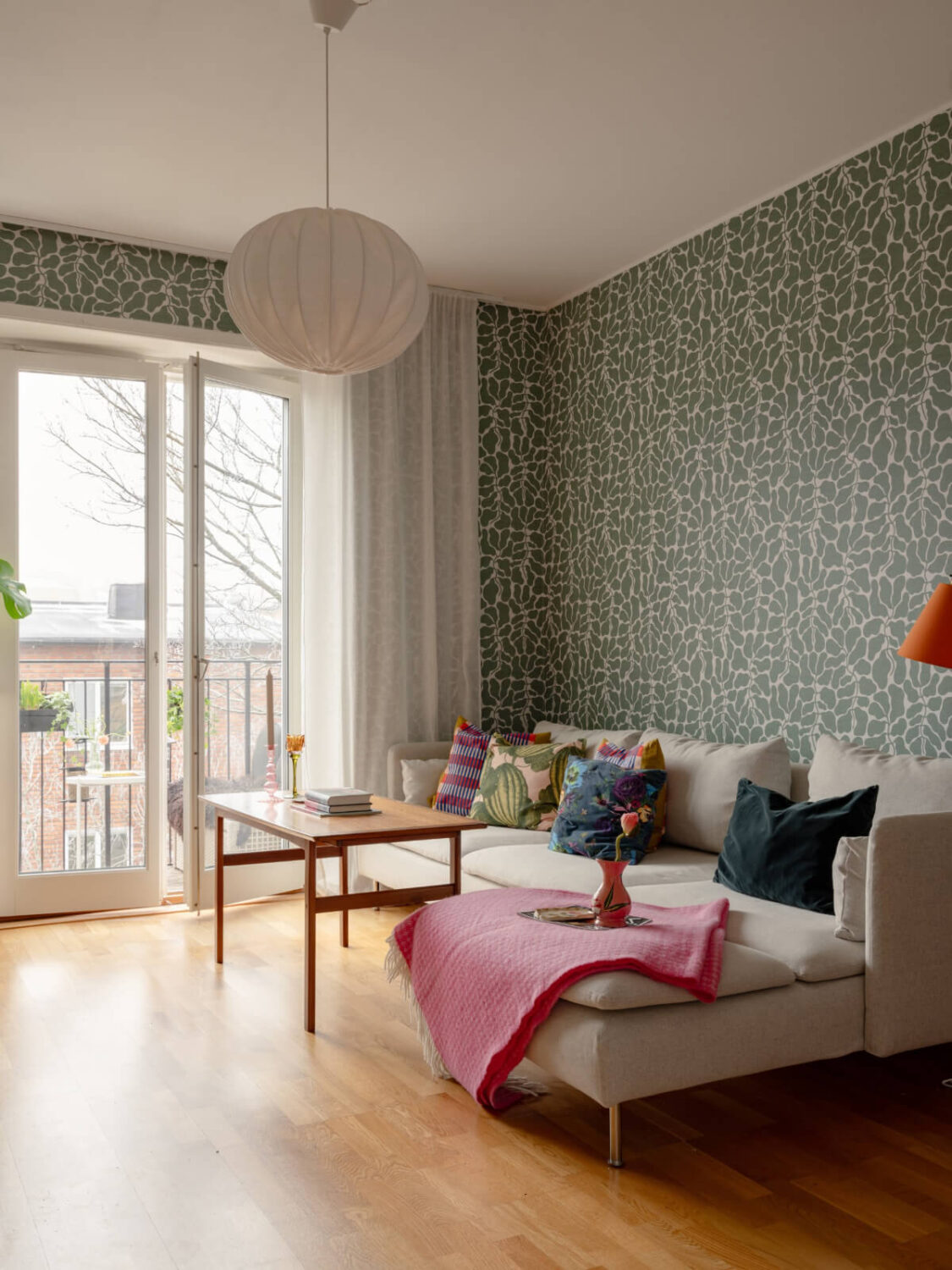 Colorful Wallpapers in a Well-Planned 1940s Apartment 2 green leaf wallpaper