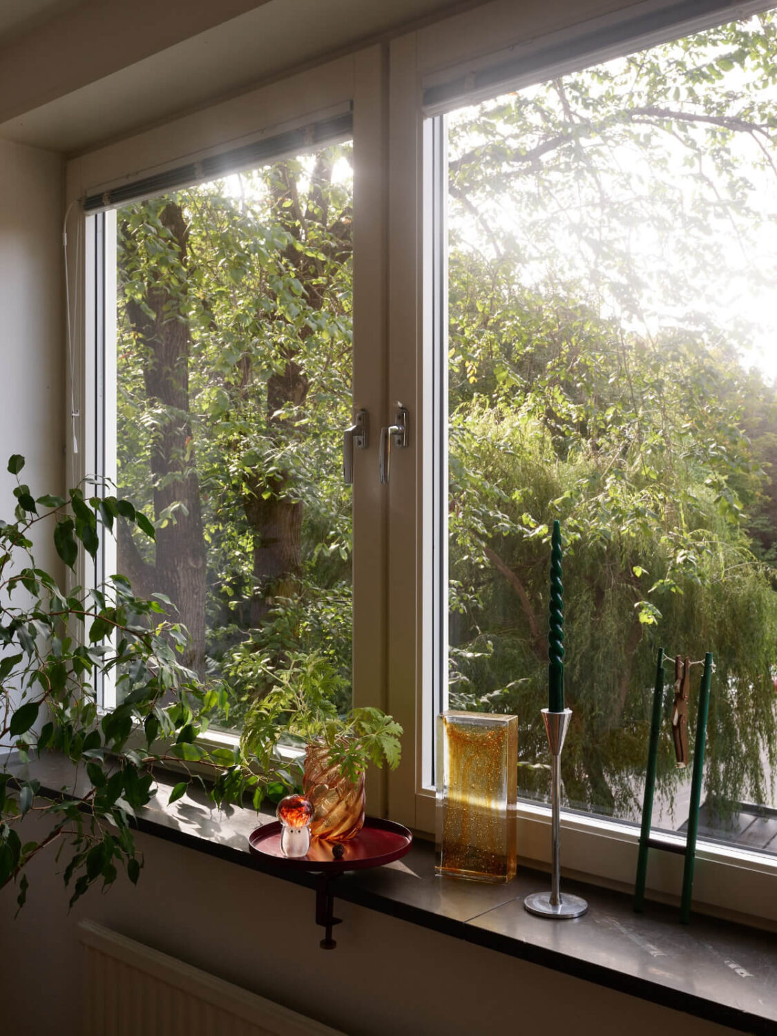 A Lovely Color Palette in a Midcentury Apartment in Sweden 11 green view from window
