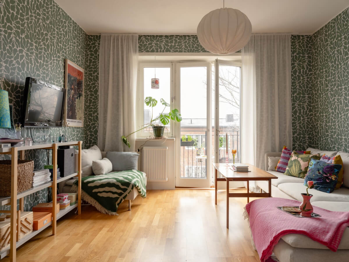 Colorful Wallpapers in a Well-Planned 1940s Apartment 1 green wallpaper living room