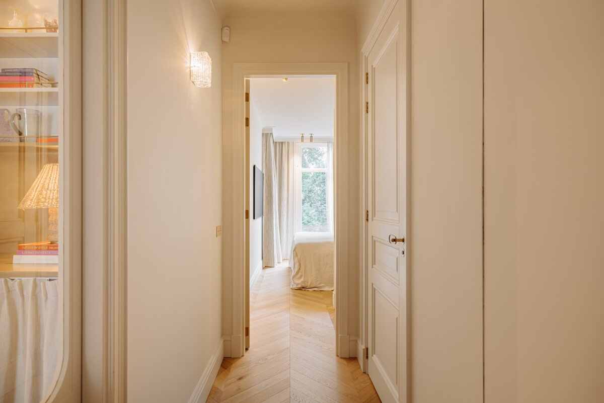 A Luxurious Apartment in Amsterdam with a Lovely Master Suite 17 hall