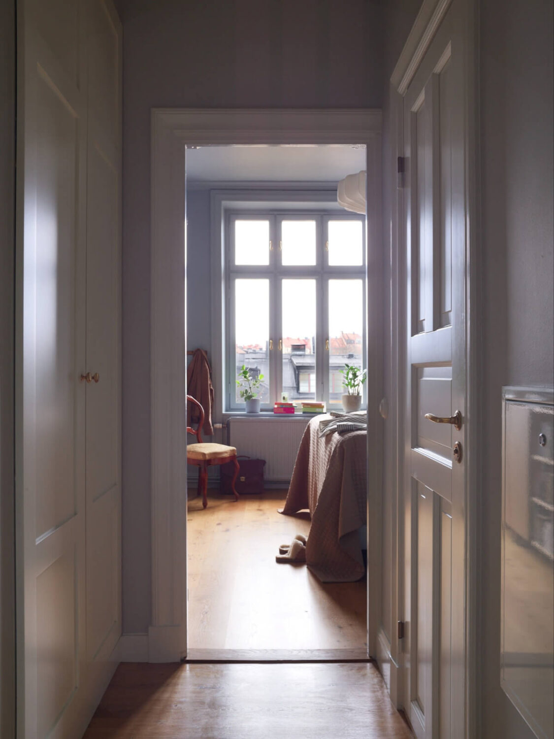 Lovely Color Combinations in a Charming One-Bedroom Apartment 17 hall built-in wardrobes