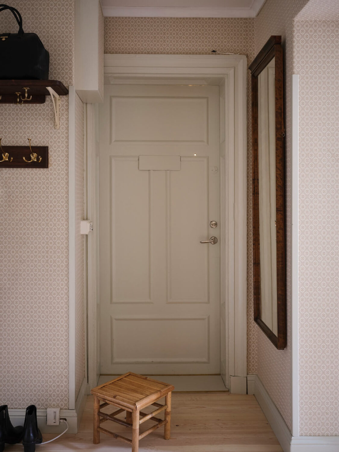 A Charming Vintage Apartment with Historic Wallpapers in Stockholm 19 hall wallpaper
