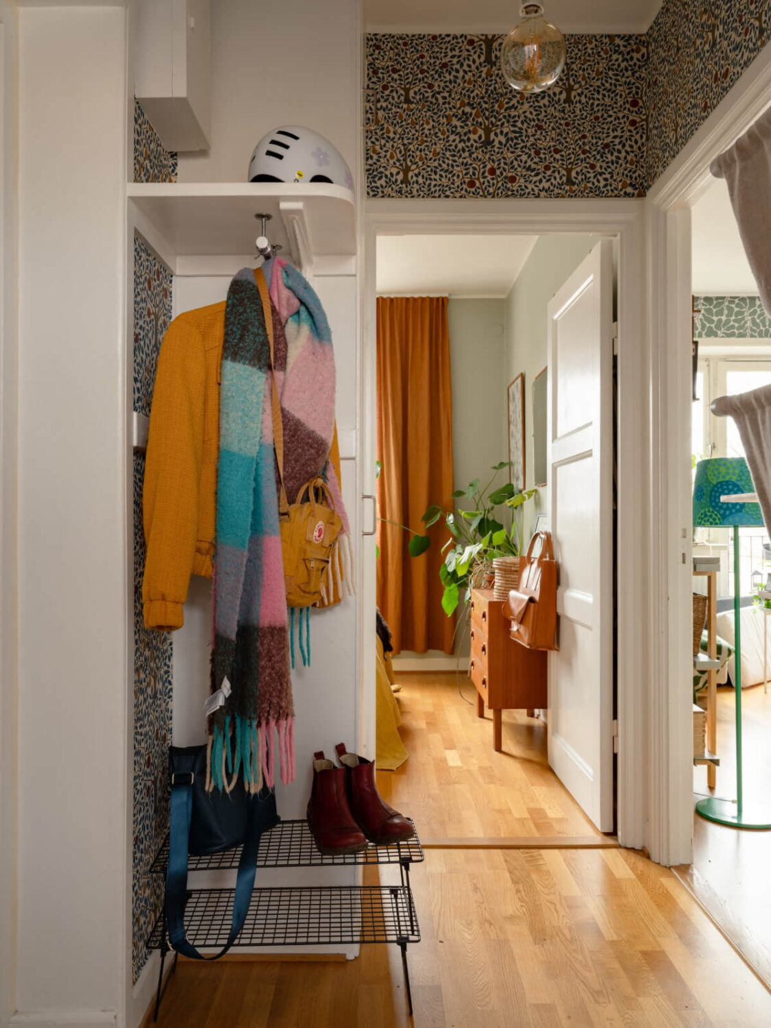 Colorful Wallpapers in a Well-Planned 1940s Apartment 21 hall with coat and shoe storage Colorful Wallpapers in a Well-Planned 1940s Apartment