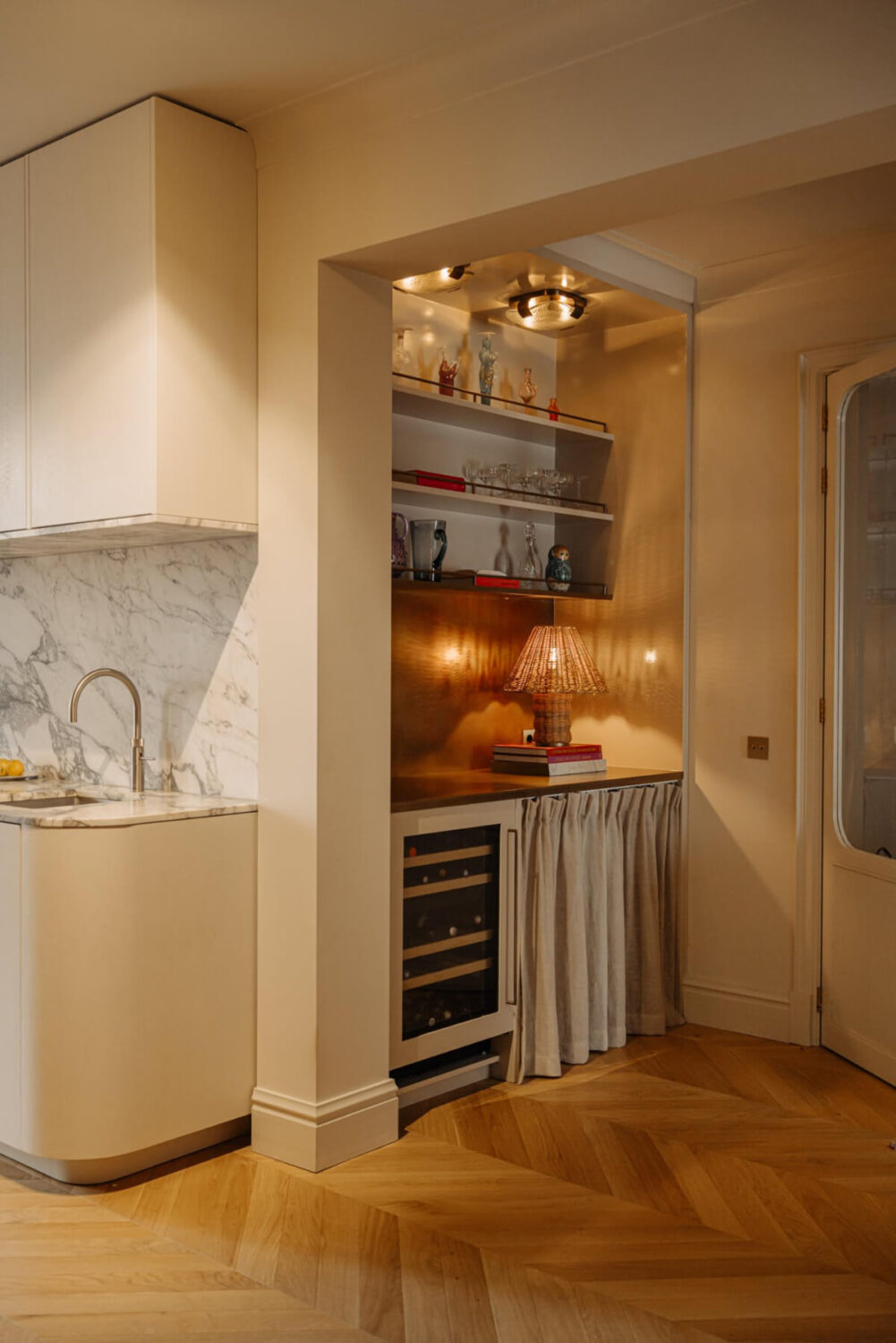 A Luxurious Apartment in Amsterdam with a Lovely Master Suite 8 home bar niche
