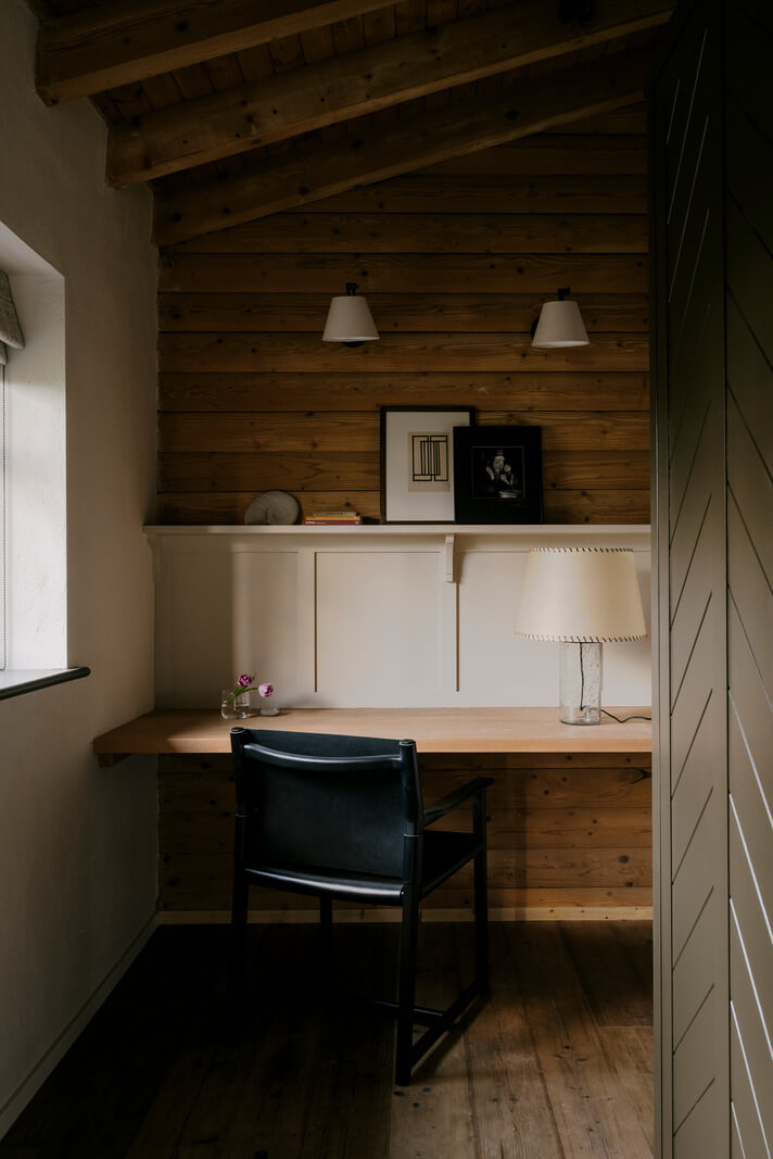 A Cozy and Contemporary Take on a Traditional Log House 14 home office log walls