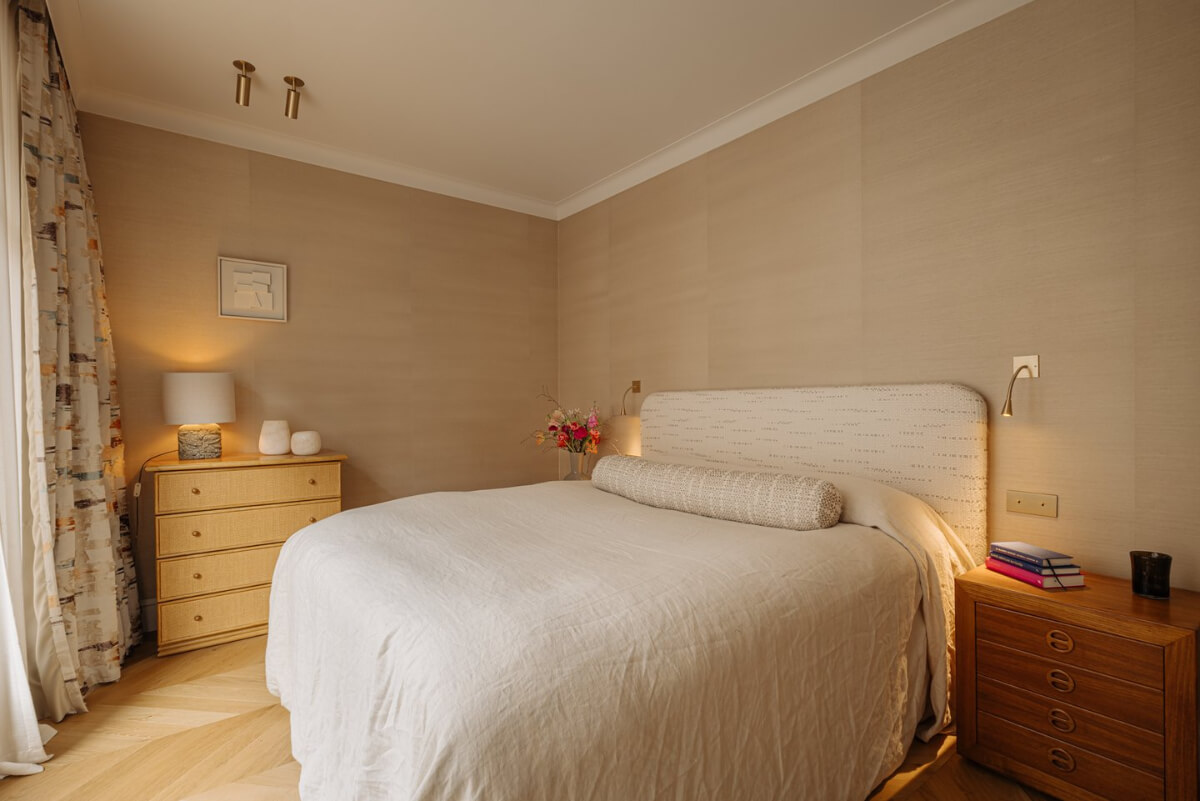 A Luxurious Apartment in Amsterdam with a Lovely Master Suite 15 hotel-style bedroom wallpaper
