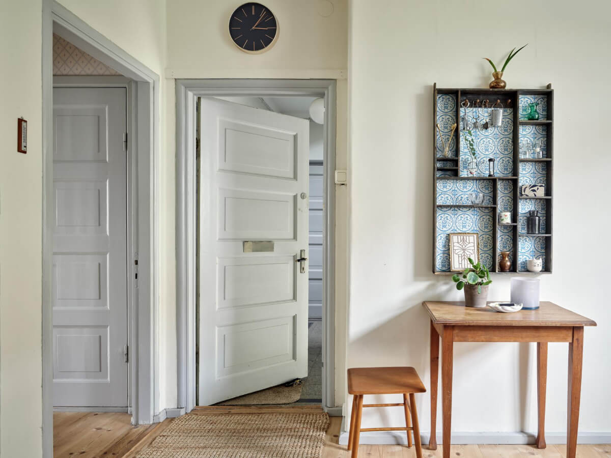 A Pink Ground Floor Studio Apartment with a Large Kitchen 16 kitchen and front door A Pink Ground Floor Studio Apartment with a Large Kitchen