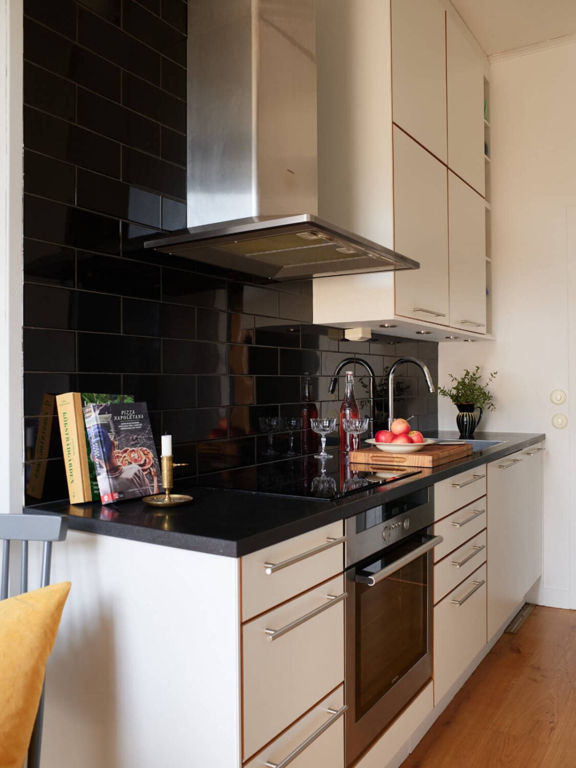 Lovely Color Combinations in a Charming One-Bedroom Apartment 16 kitchen black backsplash tiles