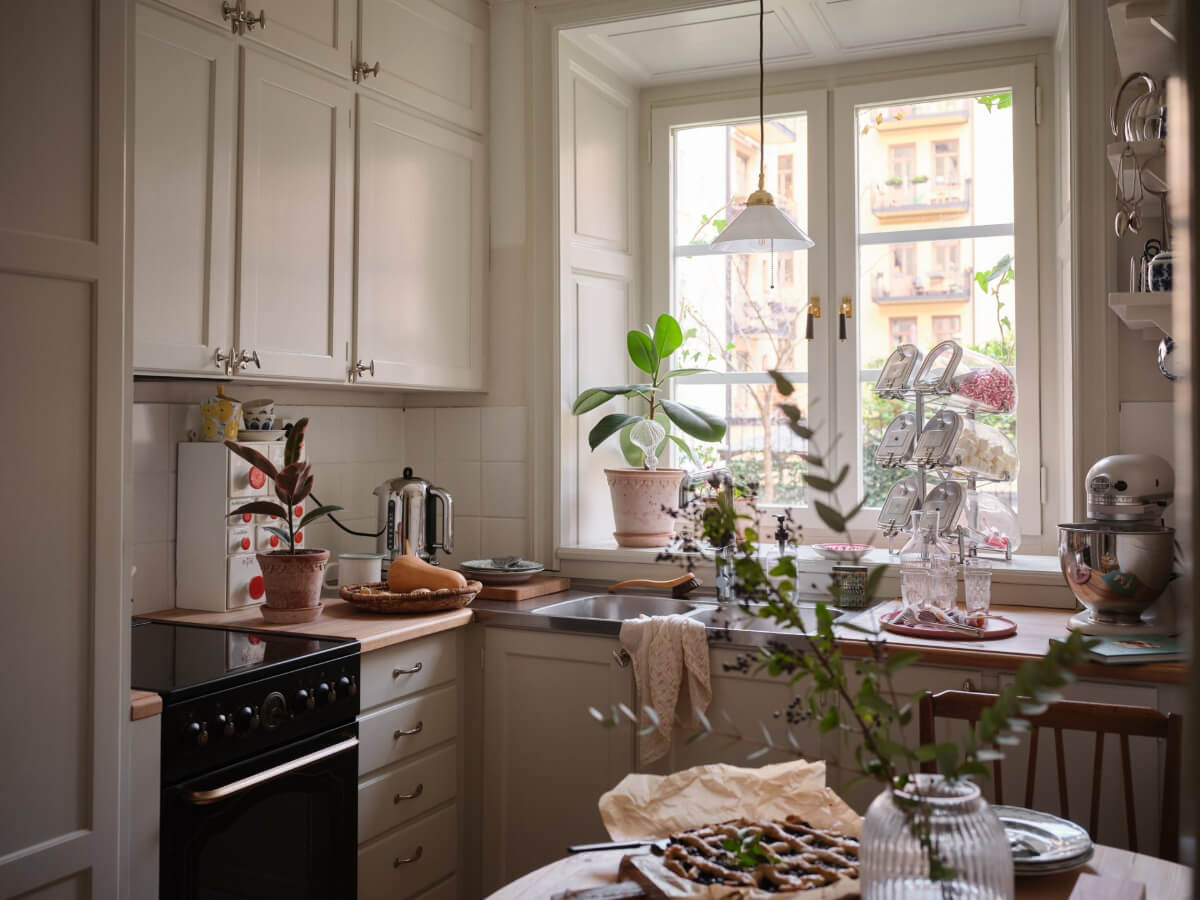 A Charming Vintage Apartment with Historic Wallpapers in Stockholm 7 kitchen deep window double row upper cabinets