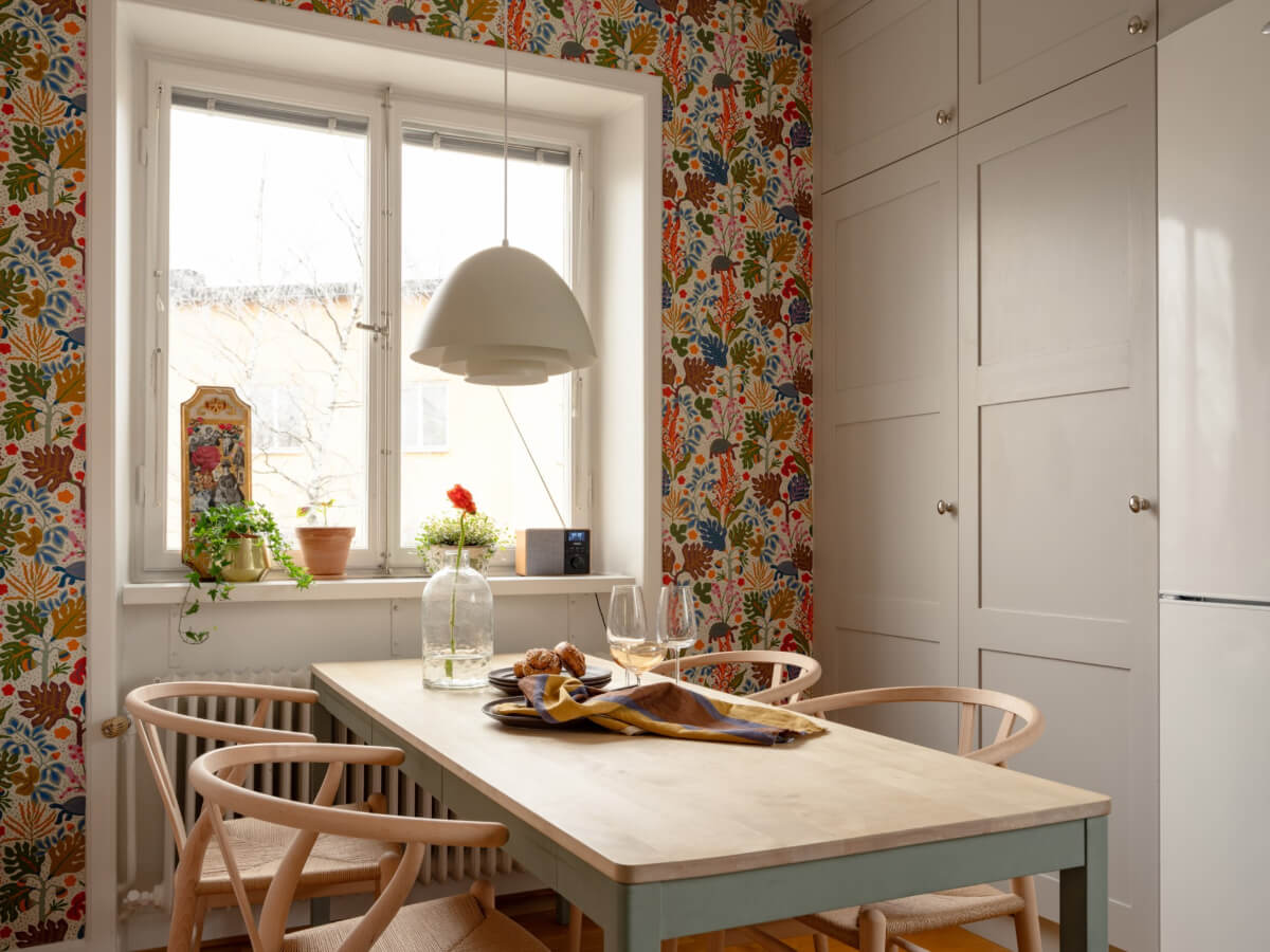Colorful Wallpapers in a Well-Planned 1940s Apartment 14 kitchen table colorful wallpaper