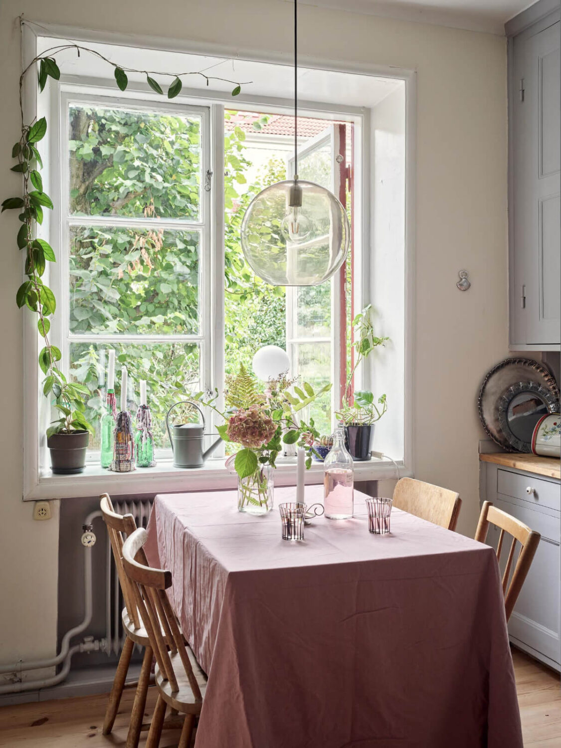 A Pink Ground Floor Studio Apartment with a Large Kitchen 11 kitchen table large window