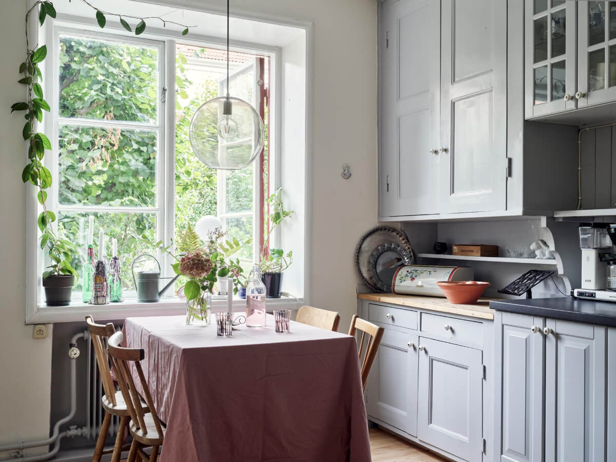 A Pink Ground Floor Studio Apartment with a Large Kitchen 13 kitchen window