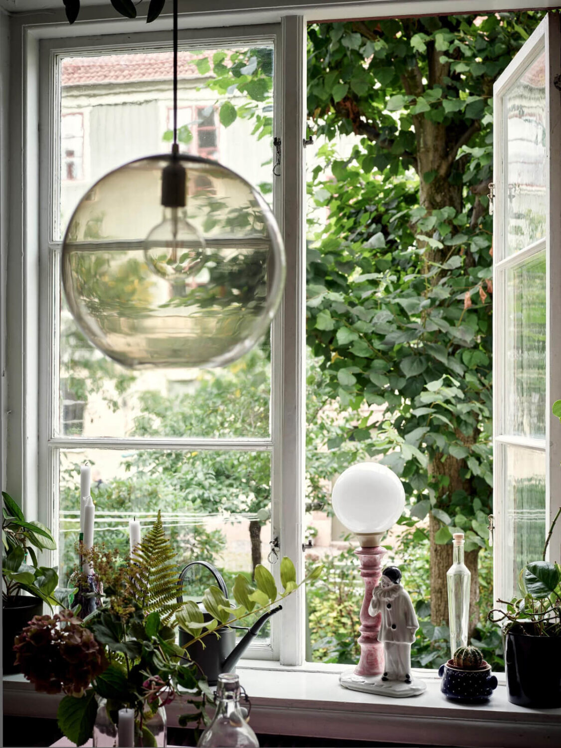 A Pink Ground Floor Studio Apartment with a Large Kitchen 12 kitchen window green courtyard