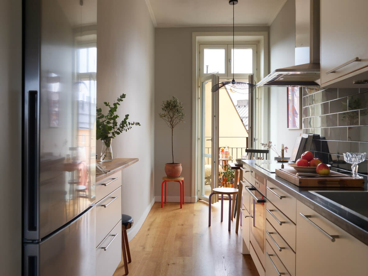 Lovely Color Combinations in a Charming One-Bedroom Apartment 10 kitchen with balcony