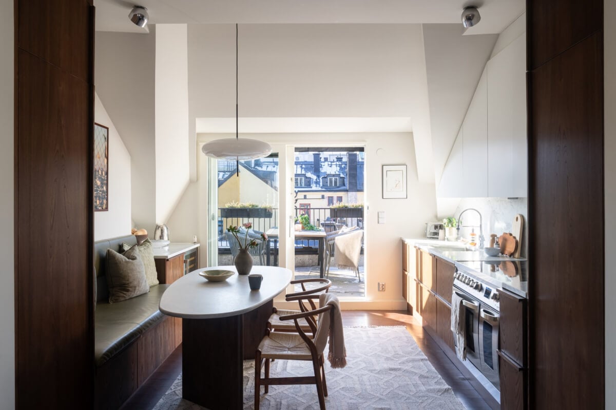 A Light Penthouse Apartment with Built-In Bookshelves 9 kitchen-with-dining-table-and-bench