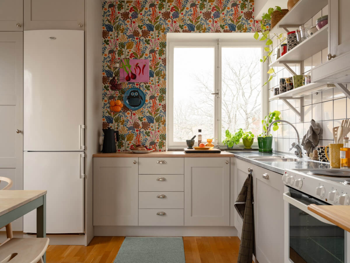 Colorful Wallpapers in a Well-Planned 1940s Apartment 10 kitchen with shelves colorful wallpaper