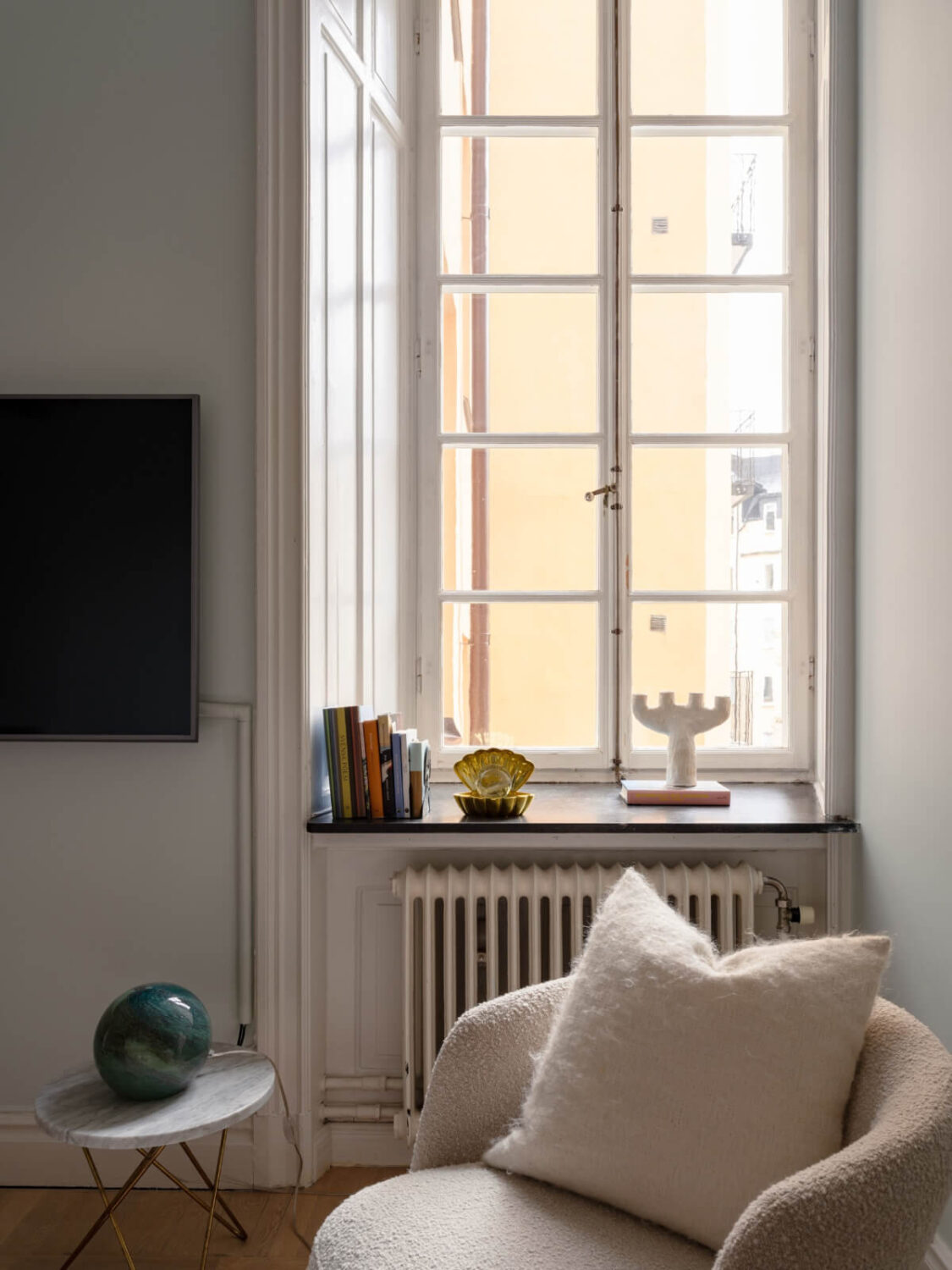 A Small Pink and Blue Apartment with High Ceilings in Stockholm 7 large window detail