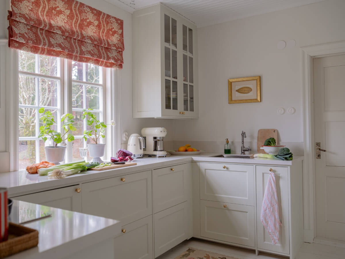 A Romantic Countryside Villa North of Stockholm 12 light kitche brass knobs