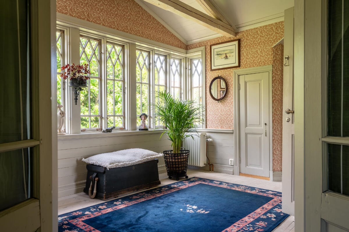A Beautiful Historic Swedish Country House with Wallpapers 30 light room wallpaper blue rug