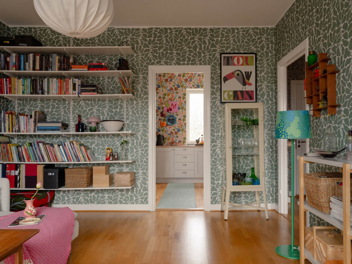 Colorful Wallpapers in a Well-Planned 1940s Apartment 9 living room leaf wallpaper bookshelves Colorful Wallpapers in a Well-Planned 1940s Apartment